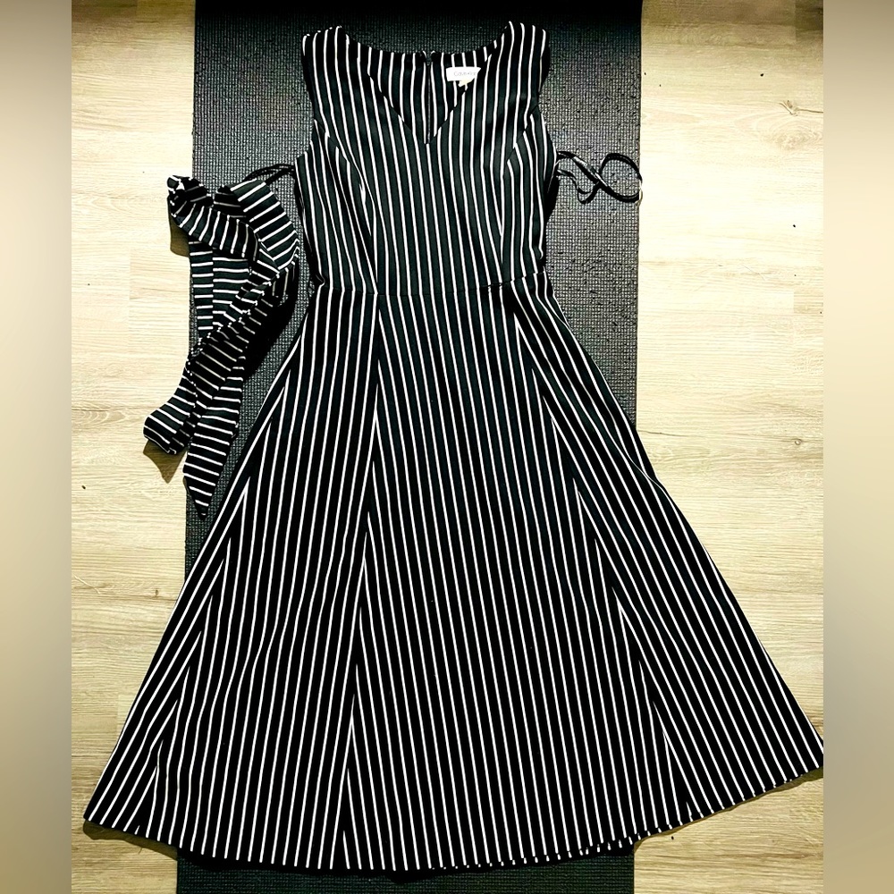 Calvin Klein fit and flare B neck sleepless, waist self-tied two waist pockets